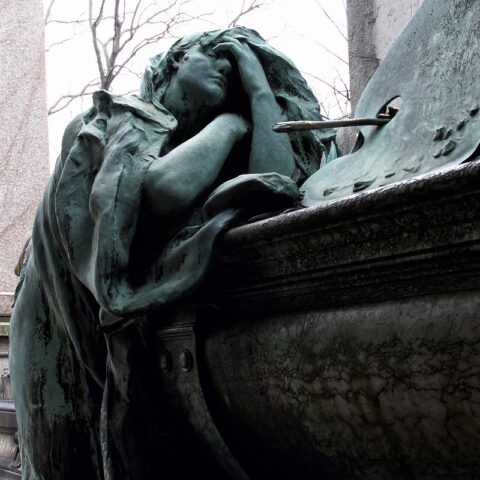 Paris - Grab eines Künstlers auf dem Père Lachaise